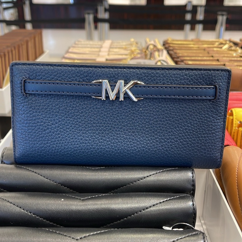 Michael Kors Reed Large Bifold Pebbled Leather Snap Wallet Card Case 
Navy 
NWT